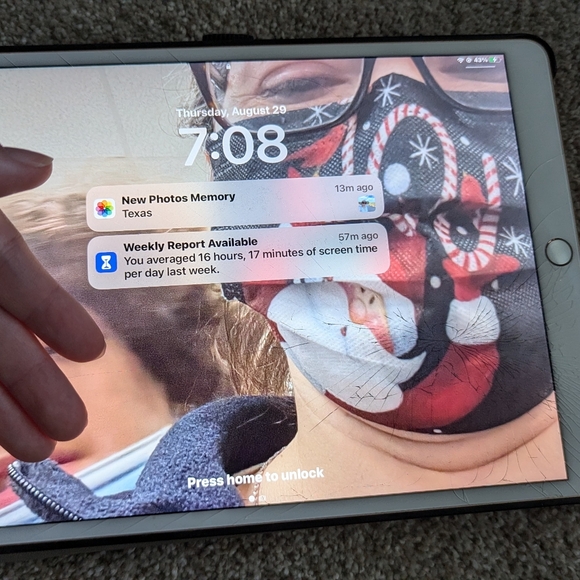 Unlocked iPad air 3rd generation - Picture 3 of 3